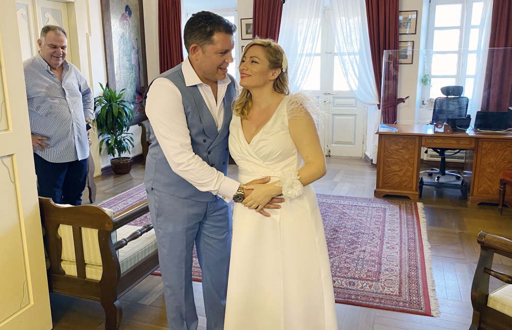 Γρηγόρης Μπιθικώτσης – Ελένη Τσιριγκάκη: Παντρεύτηκαν στο δημαρχείο της Μυκόνου