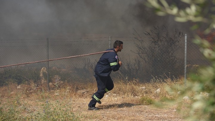 Πέντε τραυματίες από τη φωτιά στην Αιγιάλεια: Εκκενώθηκαν κοινότητες και μια κατασκήνωση