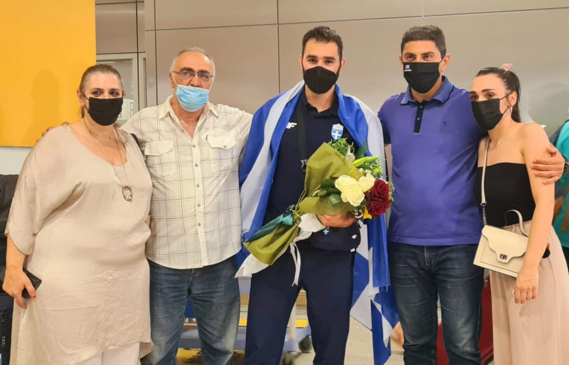 Θοδωρής Ιακωβίδης: Υποδοχή ήρωα στο αεροδρόμιο – Παρών και ο υφυπουργός αθλητισμού