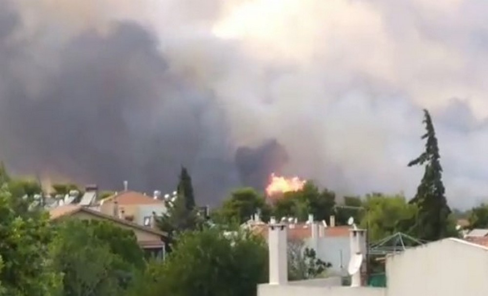 Ανεξέλεγκτη η φωτιά στη Βαρυμπόμπη: Τεράστια καταστροφή – Εκκενώνονται οι γύρω περιοχές – Kαιγονται σπίτια και αυτοκίνητα – Δείτε αποκλειστικά βίντεο του ZNEWS