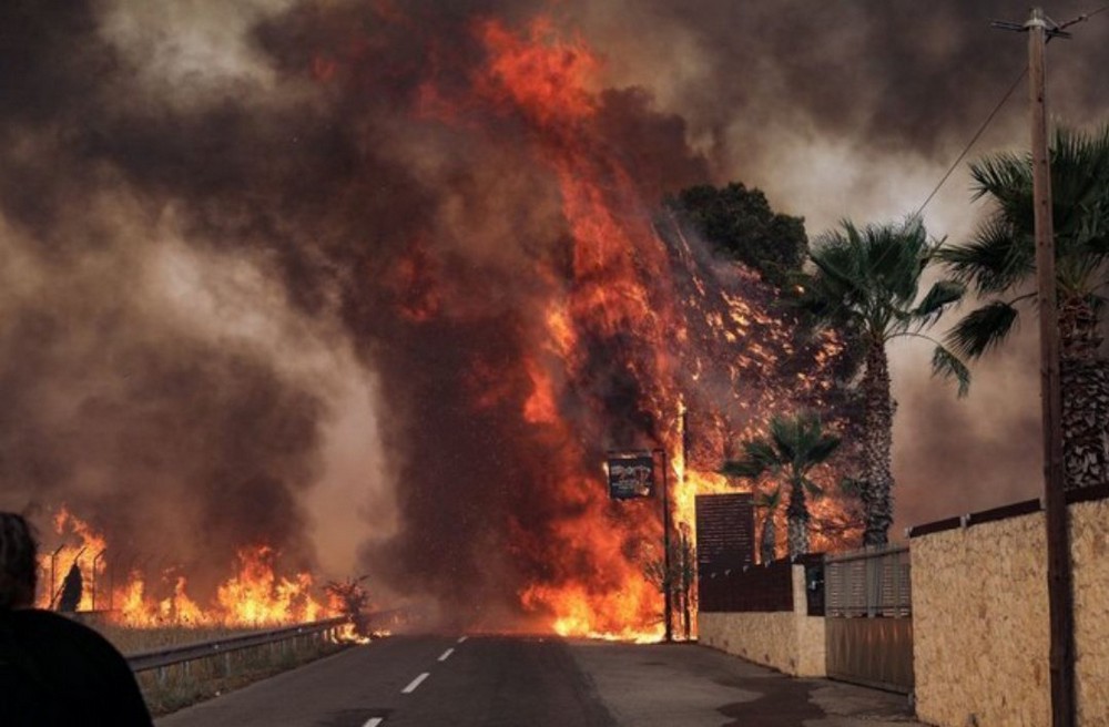 Αποκλειστικό: Δείτε βίντεο από τη μεγάλη φωτιά στη Βαρυμπόμπη, μέσα από ελικόπτερο