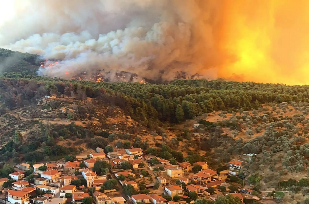 Γιγαντώνεται η πυρκαγιά στην Εύβοια – Εκκενώθηκαν 12 οικισμοί – Απομακρύνθηκαν με ασφάλεια 85 πολίτες από την παραλία