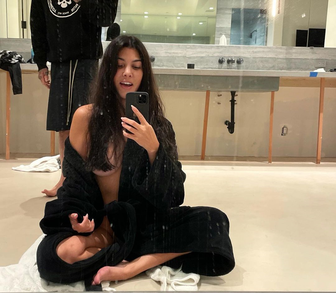 Kourtney Kardashian: Ημίγυμνη και σε καραντίνα με τον σύντροφό της, Travis Barker