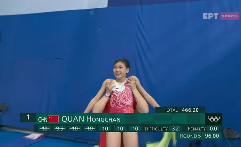 Ολυμπιακοί Αγώνες: Άγγιξε το τέλειο δεκάρι η 14χρονη Κινέζα Κουάν στις καταδύσεις – Τη σήκωσε στα χέρια ο προπονητής της