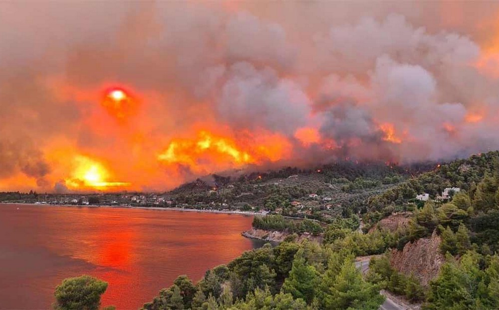 Αγωνία στη Β. Εύβοια για τα χωριά Αμέλαντες και Σκεπαστή: Τα έχουν κυκλώσει οι φλόγες