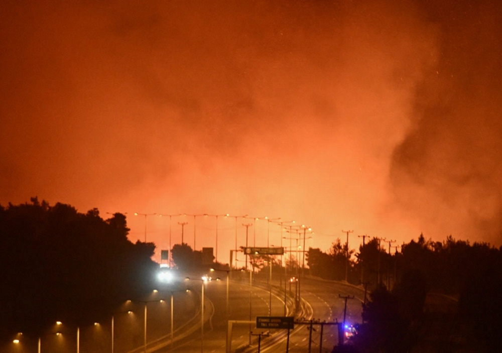 Εφιαλτική νύχτα στη Βόρεια Αττική – Φουντώνει η φωτιά στις Αφίδνες – Κάηκαν σπίτια