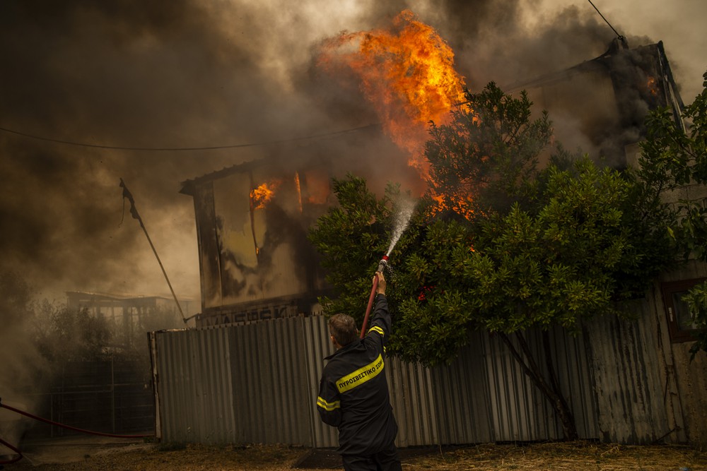 Μαίνεται η πυρκαγιά στην Αττική: Στις παρυφές της Σταμάτας έφτασαν οι φλόγες