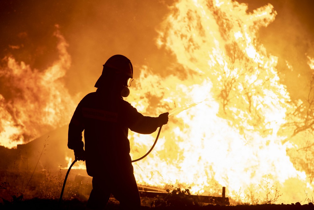 Πυρκαγιές: Σοβαρός τραυματισμός πυροσβέστη στην Πάρνηθα
