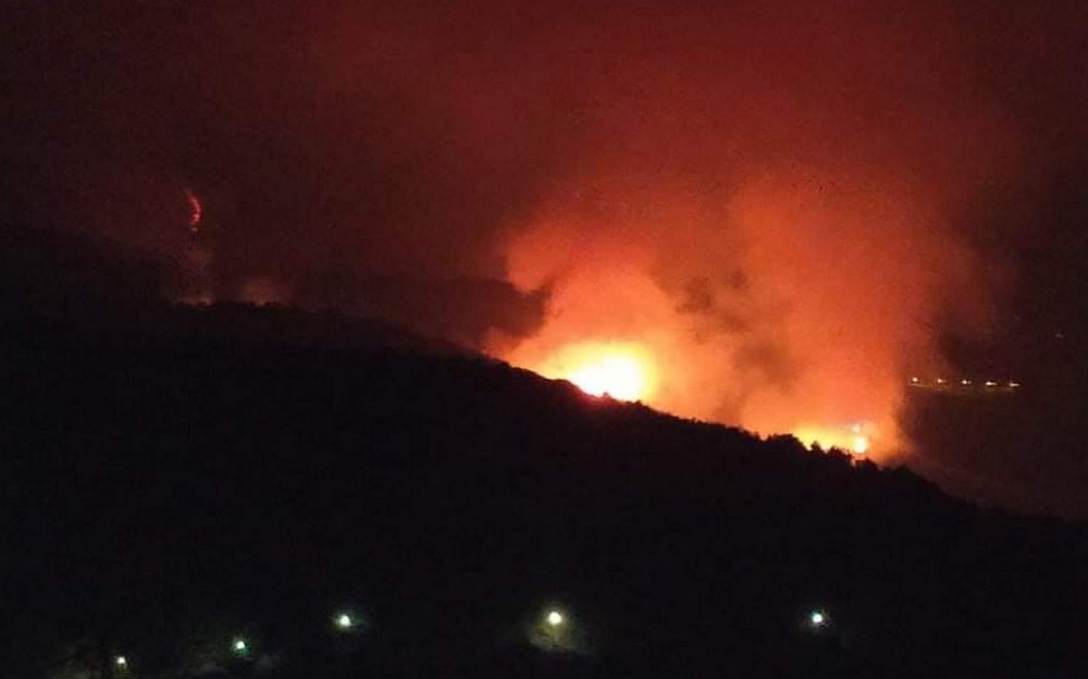 Μάχη με τις φλόγες στην Ηλεία: Επιχειρούν τα εναέρια πυροσβεστικά –  Σε εξέλιξη η φωτιά στην αν. Μάνη