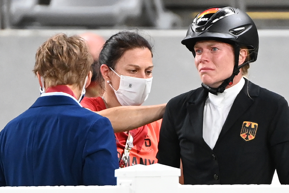Σάλος στους Ολυμπιακούς Αγώνες: H στιγμή που η Γερμανίδα προπονήτρια, Kim Raisner, ρίχνει μπουνιά σε άλογο για να το «συνετίσει»