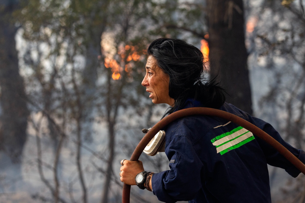 Κατερίνα Ιωαννίδου: Η γενναία πυροσβέστρια που δεν δειλιάζει μπροστά στις φλόγες έγινε και πάλι viral – Είχε δώσει μάχη και στο Μάτι