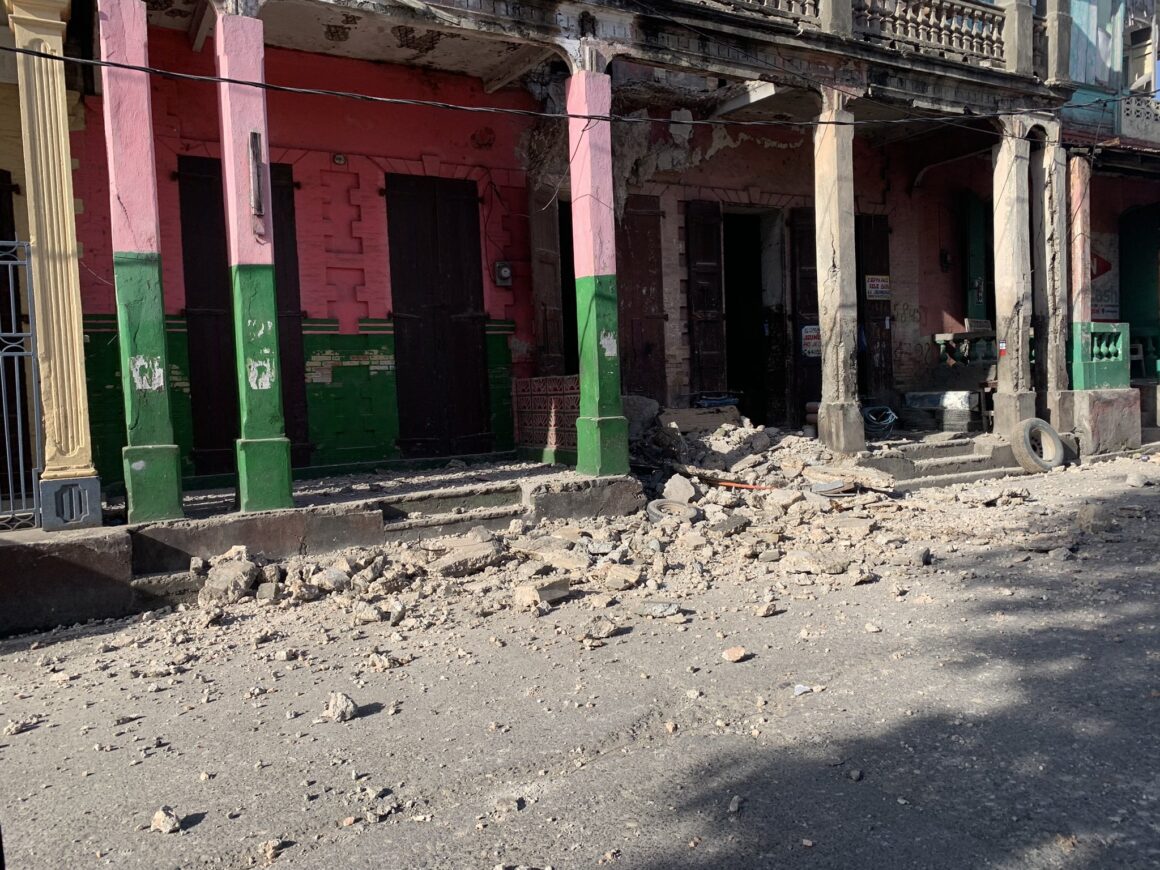 Ισχυρός σεισμός στην Αϊτή – Εικόνες καταστροφής και χάους με νεκρούς και υλικές ζημιές
