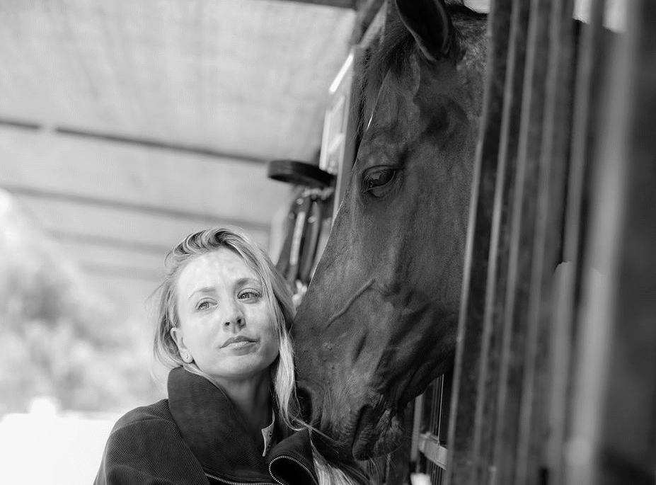 Kaley Cuoco: «Είσαι η ντροπή του αθλήματος» λέει στην Kim Raisner και ζητά να αγοράσει το άλογο που κακοποιήθηκε στους Ολυμπιακούς