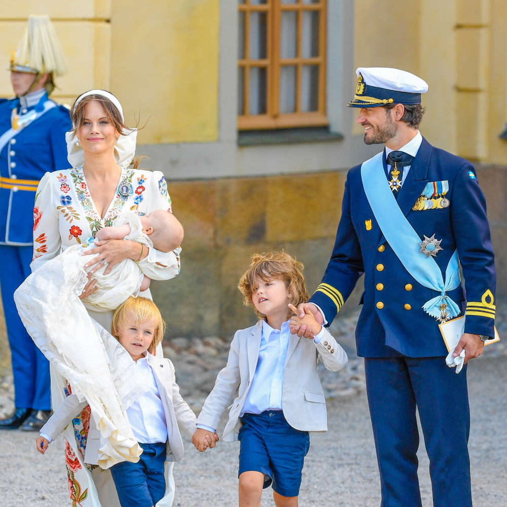 Βασιλικά βαφτίσια στη Σουηδία: Το απίθανο φόρεμα της Πριγκίπισσας Σοφίας και το δυσάρεστο απρόοπτο έξω από την εκκλησία