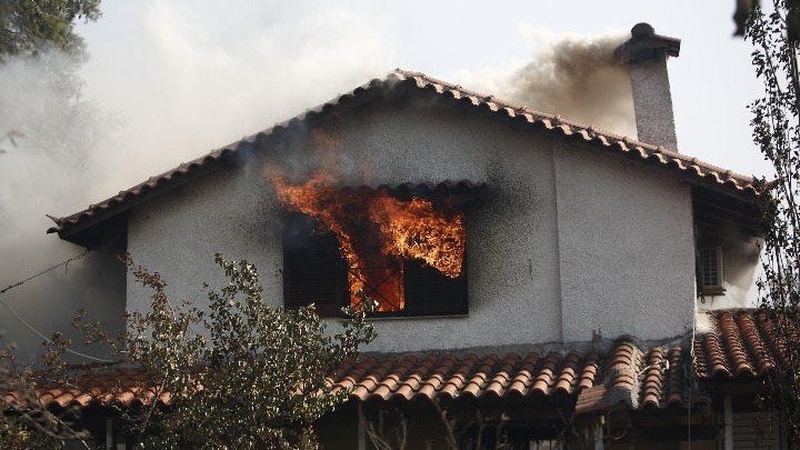 Νέα πυρκαγιά στα Βίλια: Ζημιές σε σπίτια στον οικισμό του Προφήτη Ηλία