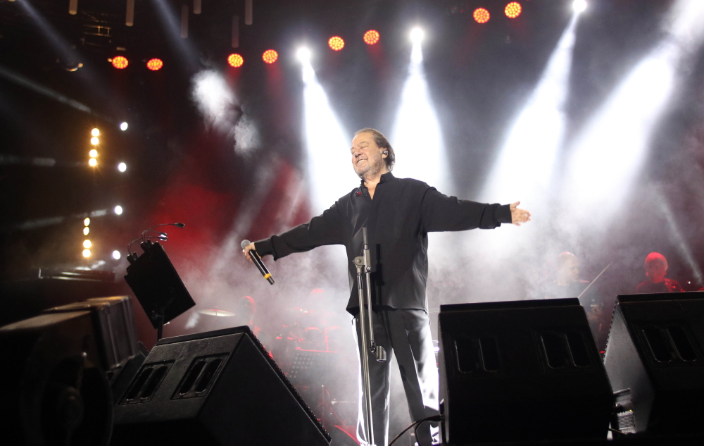 Γιάννης Πάριος: Πρόωρο τέλος στη συναυλία του στη Θεσσαλονίκη – Χόρευαν χωρίς μάσκες και αποστάσεις παρά το lockdown