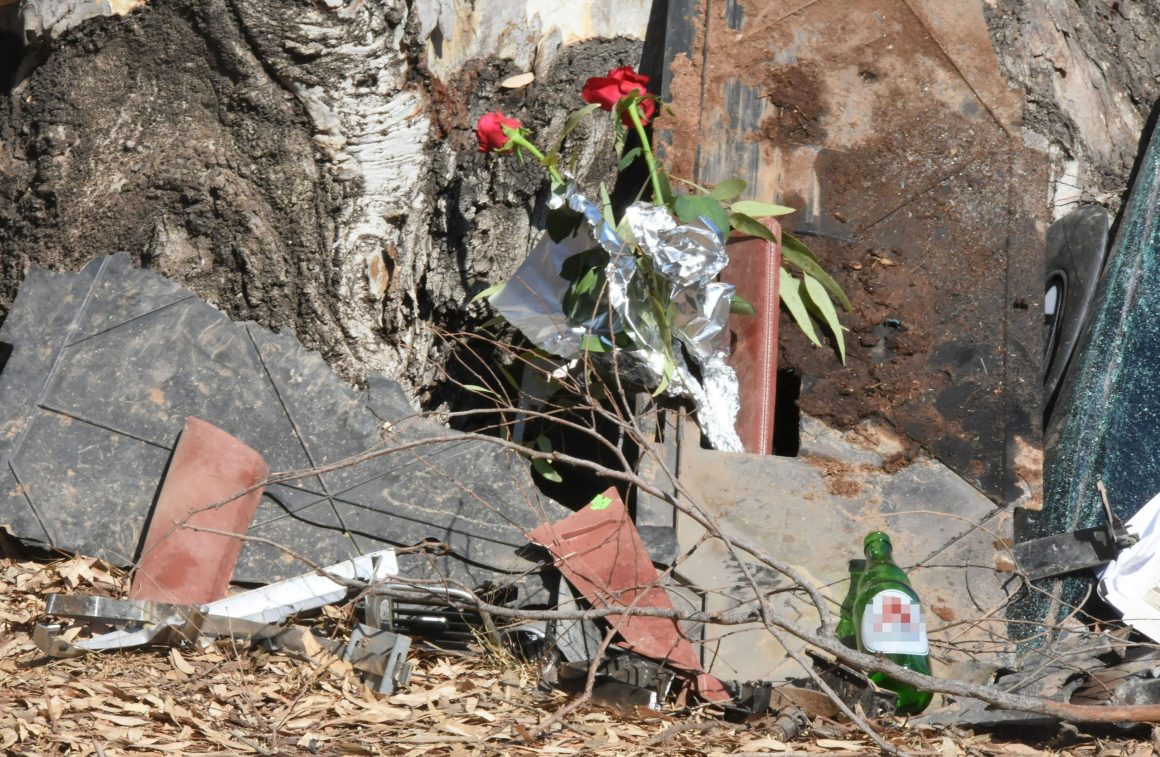 Mad Clip: Φίλοι και θαυμαστές γέμισαν με λουλούδια και σημειώματα το σημείο του δυστυχήματος