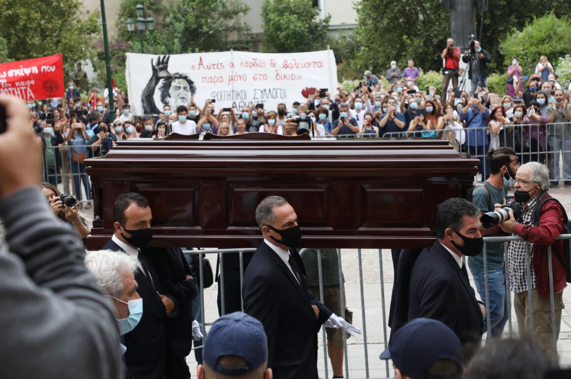 Η Ελλάδα αποχαιρετά τον Μίκη Θεοδωράκη: Πολιτικός και καλλιτεχνικός κόσμος στη Μητρόπολη Αθηνών – (Φωτογραφίες, βίντεο)