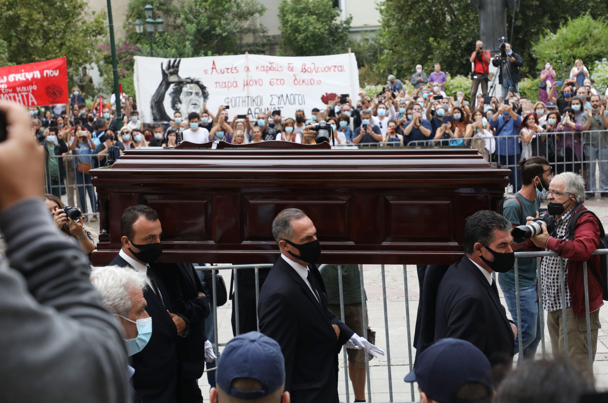 Η Ελλάδα αποχαιρετά τον Μίκη Θεοδωράκη: Πολιτικός και καλλιτεχνικός κόσμος στη Μητρόπολη Αθηνών – (Φωτογραφίες, βίντεο)