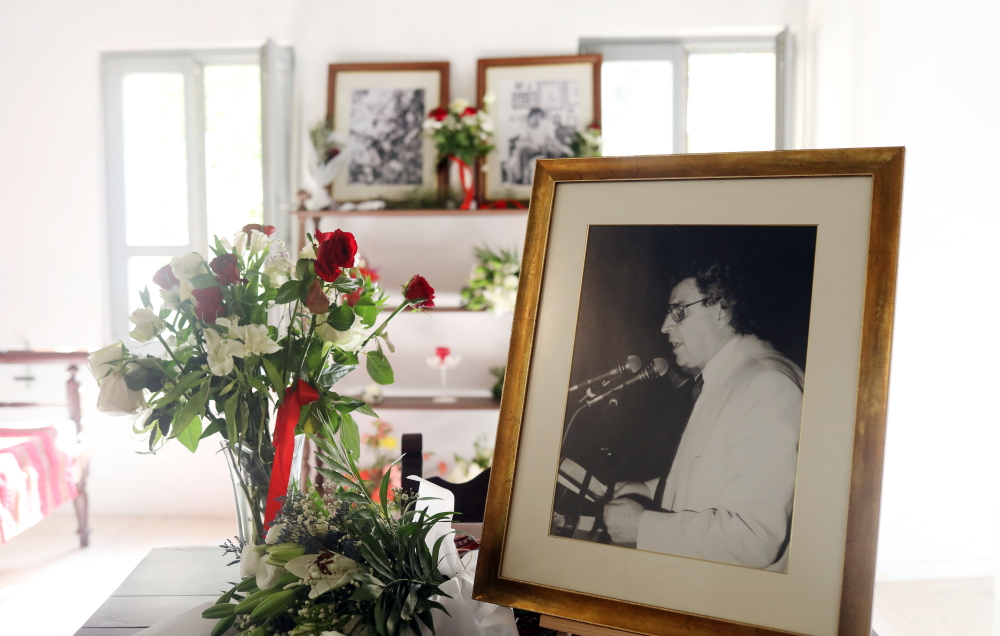 Μίκης Θεοδωράκης: Γεμάτο λουλούδια το σπίτι του στα Χανιά