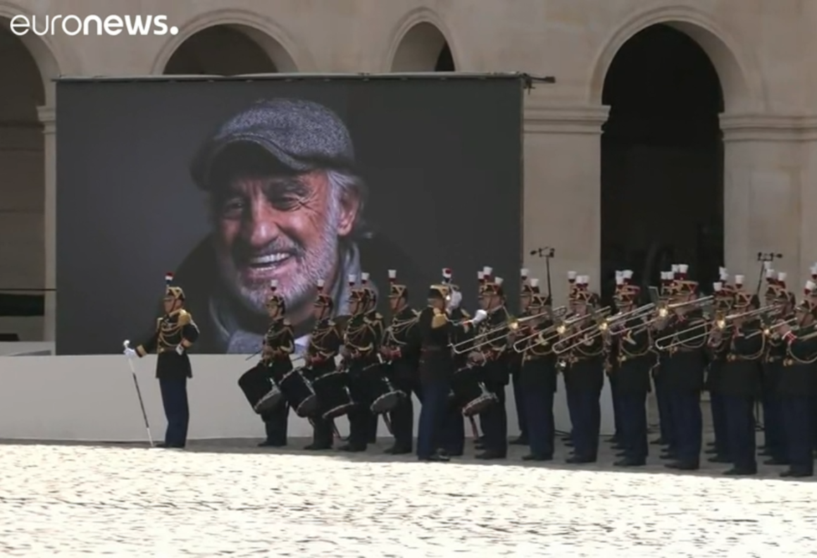 Ζαν Πολ Μπελμοντό: Η Γαλλία αποχαιρέτισε τον αγαπημένο της «Μπεμπέλ» – Επίσημη τελετή με τον Μακρόν, συγγενείς και καλλιτέχνες