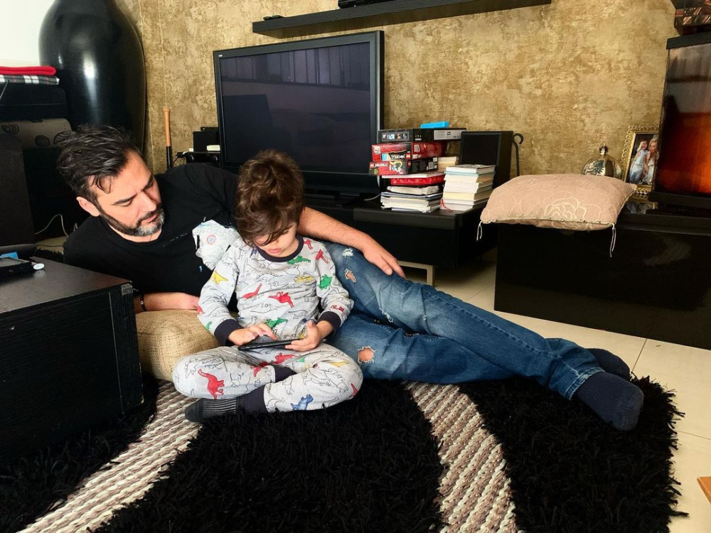 Γιώργος Καρτελιάς: Λίγο πριν από την πρεμιέρα του στο Star βολτάρει με βέσπα και τον γιο του στη Χαλκίδα