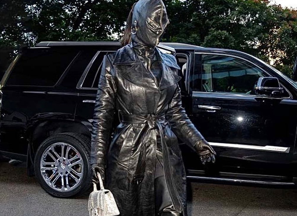 Kim Kardashian: To kinky outfit που σόκαρε το διαδίκτυο – Mε δερμάτινη μαύρη φετιχιστική μάσκα στο Ritz
