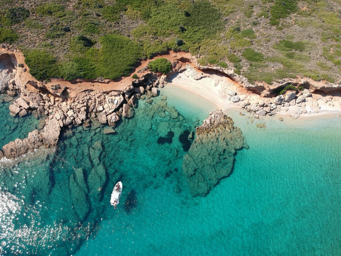 The Telegraph: Αυτοί είναι οι κρυμμένοι «παράδεισοι» των Ελλήνων
