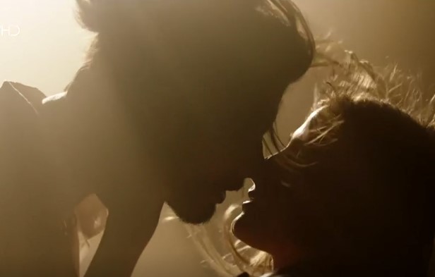 GNTM 4: «Καυτά» κινηματογραφικά φιλιά από την Ισμήνη Παπαβλασοπούλου και τον Γιώργο Καράβα