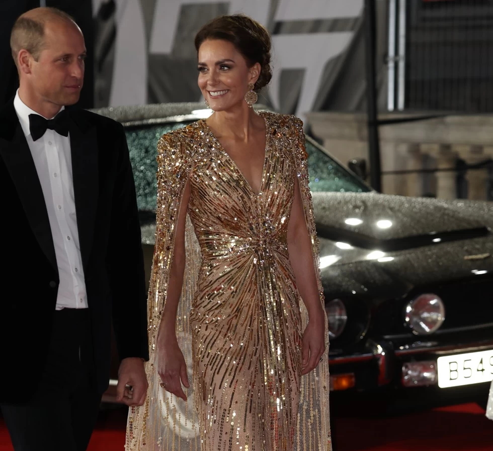No time to die: «Έκλεψαν» την παράσταση το ολόχρυσο φόρεμα της Δούκισσας Kate και το ροζ σακάκι του Daniel Craig στην πρεμιέρα του Bond