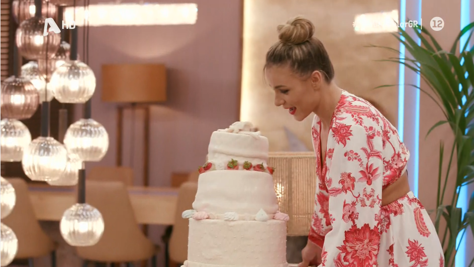 The Bachelor: Η Ιωάννα πήρε τριαντάφυλλο γιατί της έλειψε η «αγαλιά» της μητέρας της και πρόσφερε στραβή τούρτα στις κοπέλες – Η επική αντίδραση της Ιζαμπέλας
