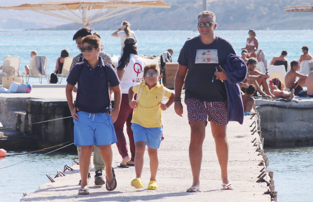 Γιώργος Λιάγκας: Απολαμβάνει τις χαρές της θάλασσας με τους γιους του
