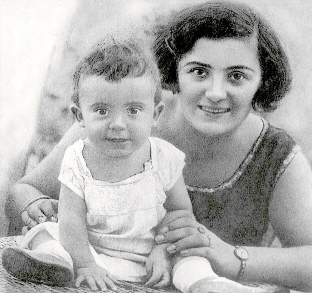 Quiz: Αναγνωρίζετε ποιος κορυφαίος Έλληνας συνθέτης είναι το αγοράκι αγκαλιά με τη μητέρα του στη φωτογραφία;
