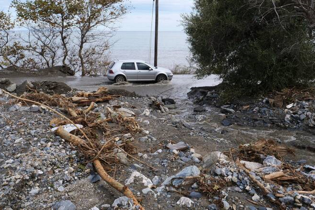Ώρες αγωνίας για αγνοούμενο στο Πικέρμι – Παρέσυραν τα νερά το αυτοκίνητό του