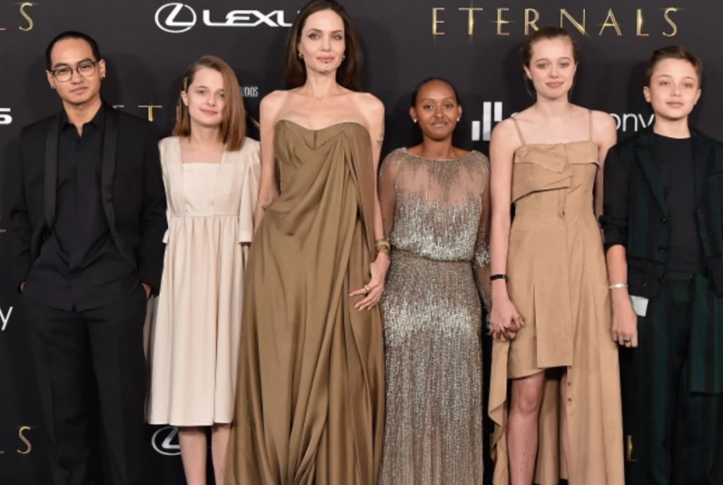 Angelina Jolie: Έκλεψε την παράσταση η κόρης της, Shiloh – Απαρνήθηκε το αγορίστικο look και εμφανίστηκε πρώτη φορά με φόρεμα
