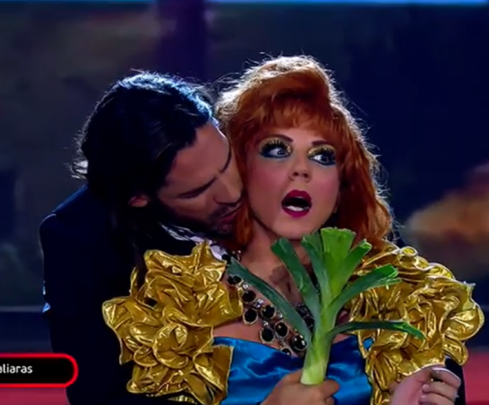 «Χρυσή τηλεόραση»: Επικός Γιάννης Σπαλιάρας σε ρόλο Bachelor –  Η Βάνια πήρε το… γκιωνολούλουδο!