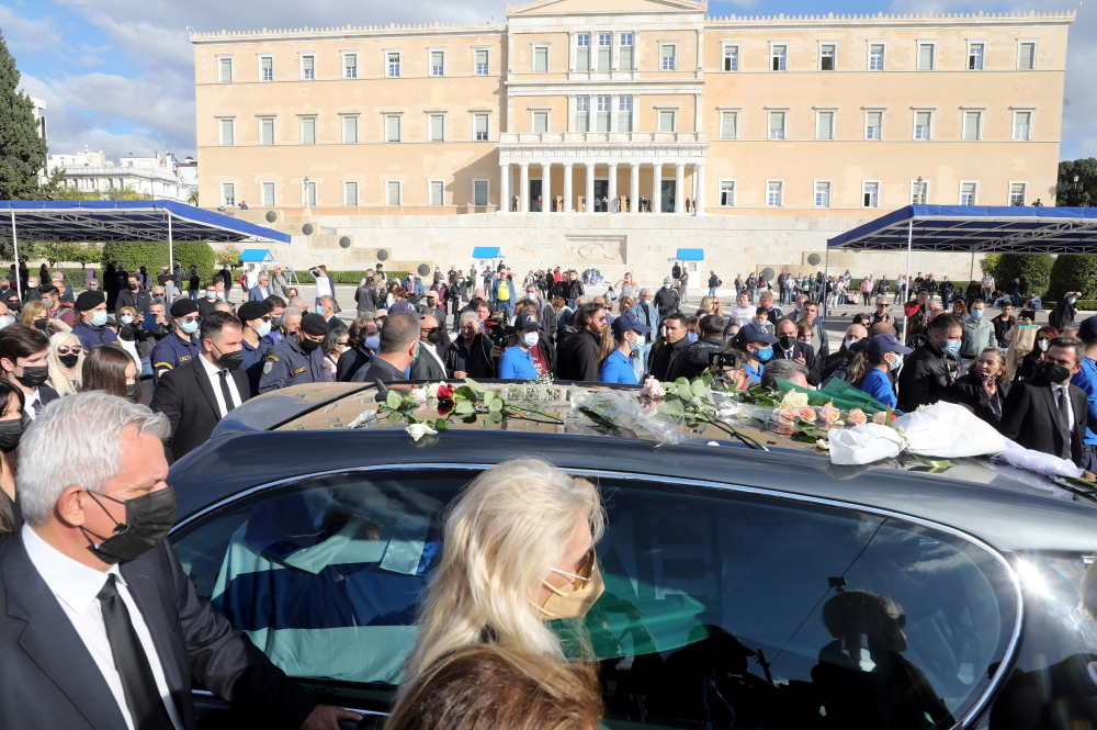 Φώφη Γεννηματά: Με στάση μπροστά από τη Βουλή και χιλιάδες ανθρώπους να τη συνοδεύουν η νεκρώσιμη πομπή