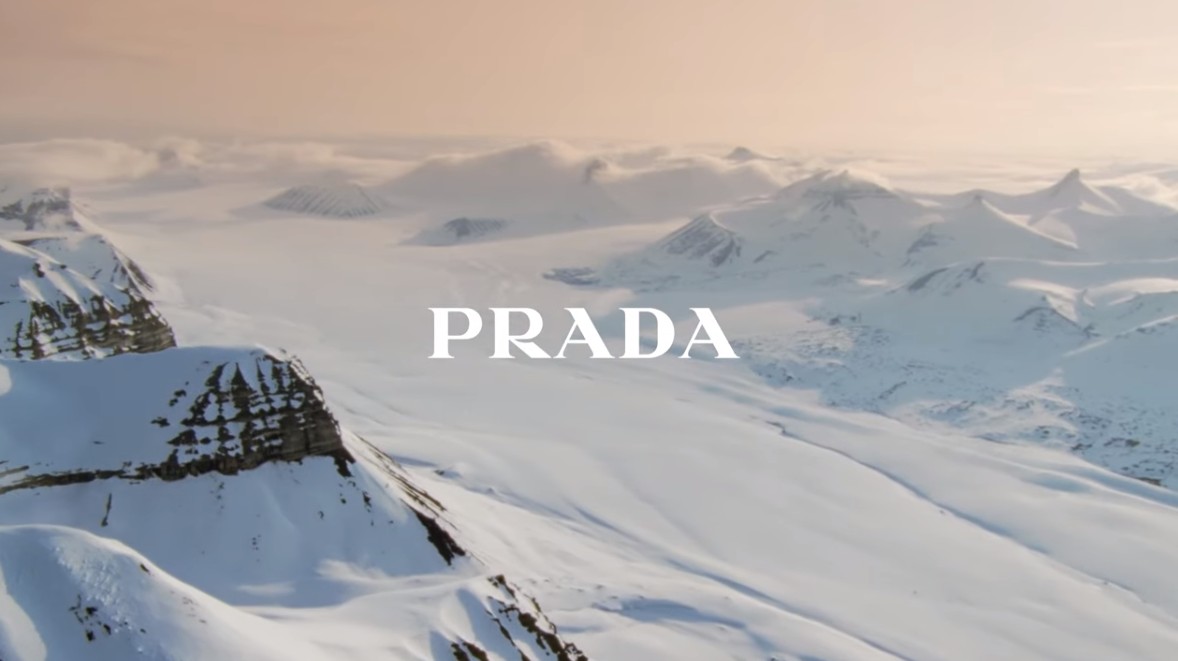 Prada: Οραματίζεται ένα χιονισμένο τοπίο στην Καλιφόρνια για τη νέα της καμπάνια