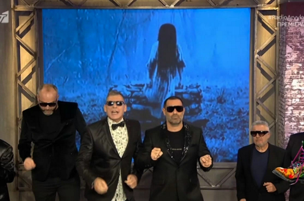 «Ράδιο Αρβύλα»: Ντύθηκαν «άντρες με τα μαύρα» και έκαναν πρεμιέρα με βουβό κινηματογράφο και τραγουδώντας Daft Punk