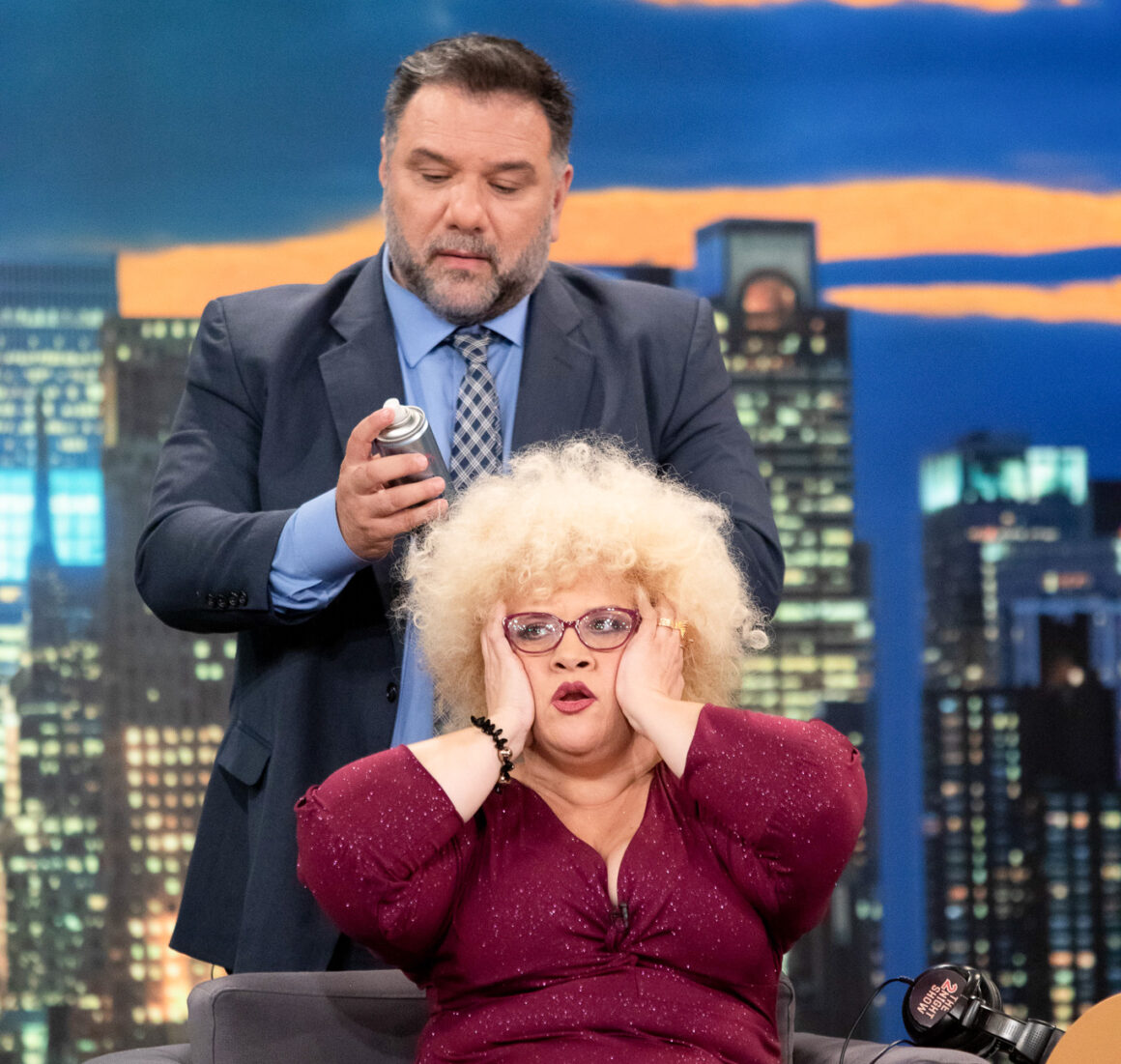 The 2night Show: Δεν αντιστάθηκε στα μαλλιά της Τζένης Διαγούπη ο Γρηγόρης Αρναούτογλου – Δείτε τι έκανε