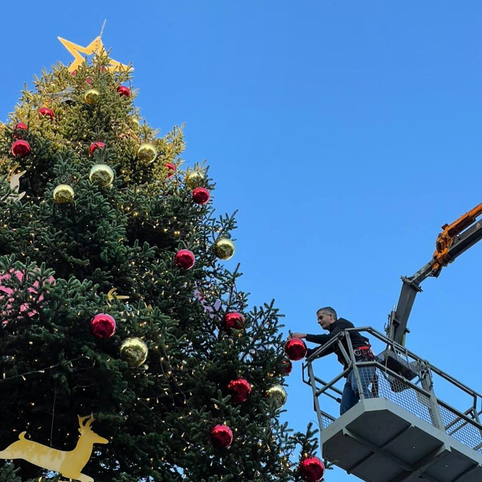 Κώστας Μπακογιάννης: Στόλισε το χριστουγεννιάτικο δέντρο στο Σύνταγμα υπό το βλέμμα του γιου του
