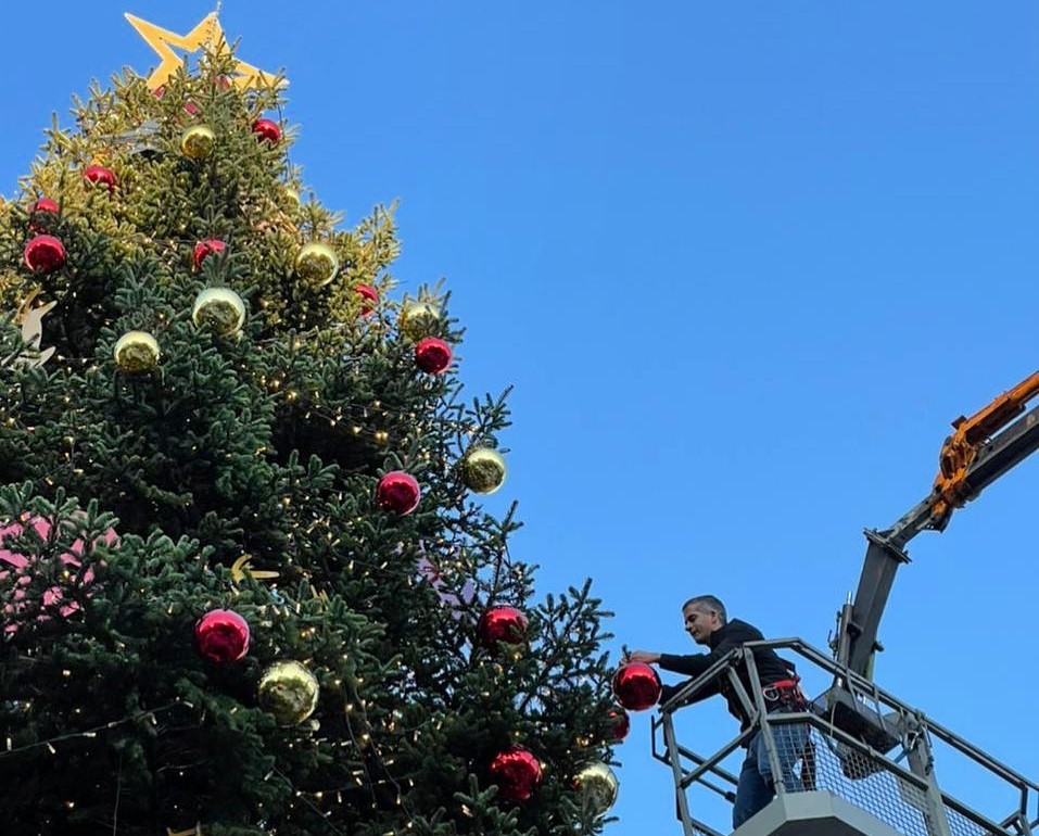 Στολίστηκε το κέντρο της Αθήνας – Άναψαν τα λαμπάκια στο Χριστουγεννιάτικο δέντρο του Συντάγματος