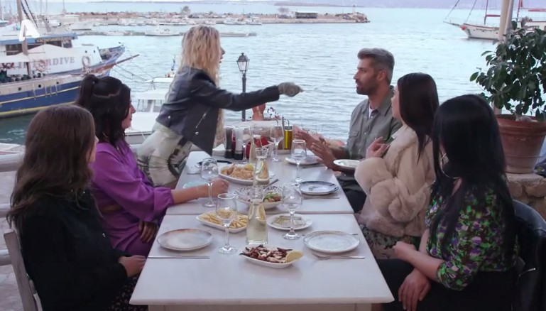 The Bachelor: Ο Αλέξης και τα κορίτσια του πάνε σε ταβέρνα και το Twitter «γλέντησε» τις «μετρημένες μπουκιές» στο τραπέζι τους