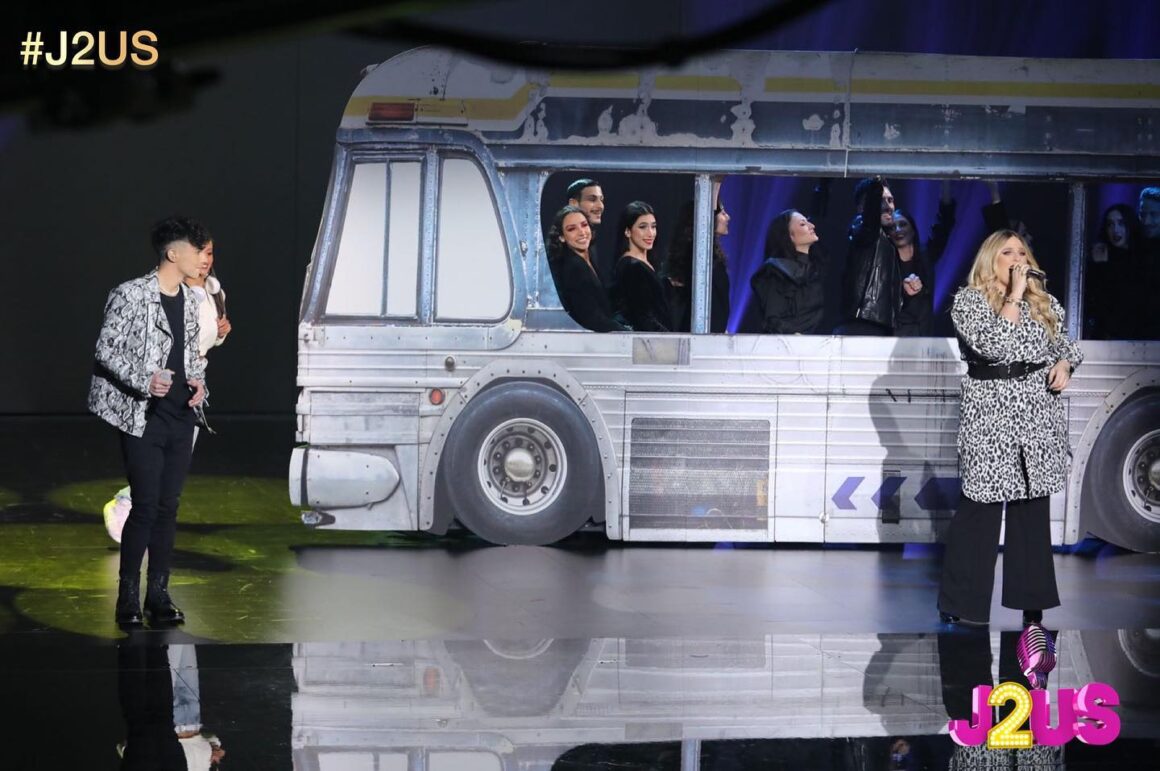 J2US: Ένα λεωφορείο στη σκηνή για τους Νίκο Μπάρκουλη και Εβελίνα Νικόλιζα – «Είσαι showman», τον αποθέωσε ο Σταμάτης Φασουλής!