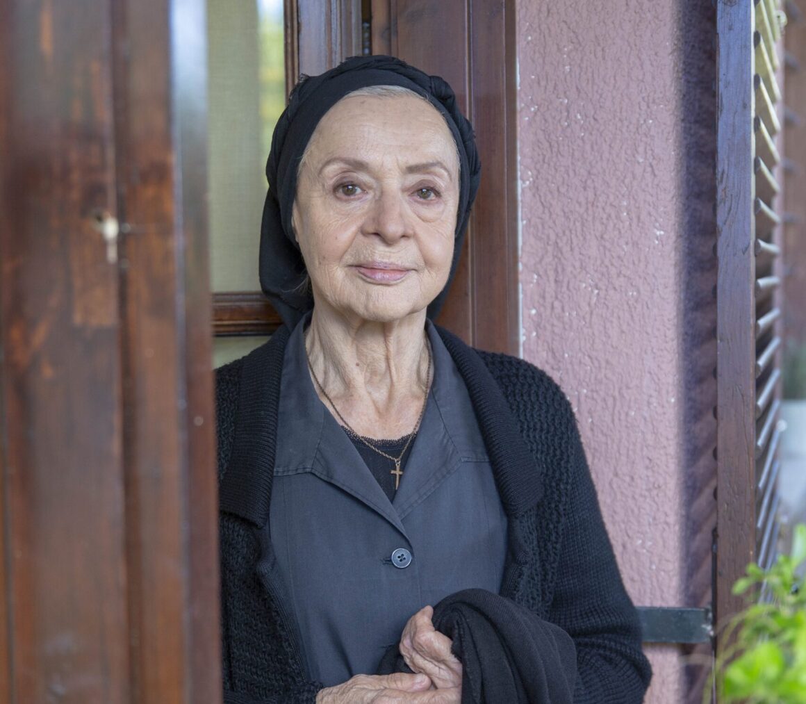 Όλγα Δαμάνη: Η γιαγιά «Ρηνιώ» του «Σασμού» αποκαλύπτεται – «Δεν τόλμησα πολλά πράγματα και αυτό το κουβαλάω»