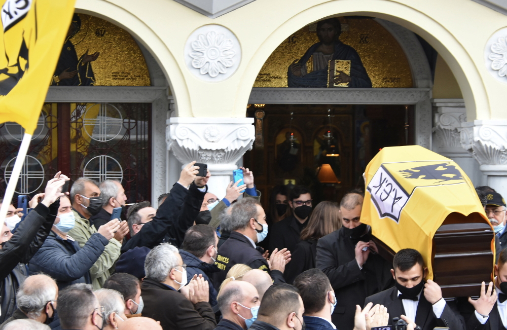 Πλήθος κόσμου και επώνυμοι φίλοι της ΑΕΚ στο ύστατο χαίρε του Στέλιου Σεραφείδη
