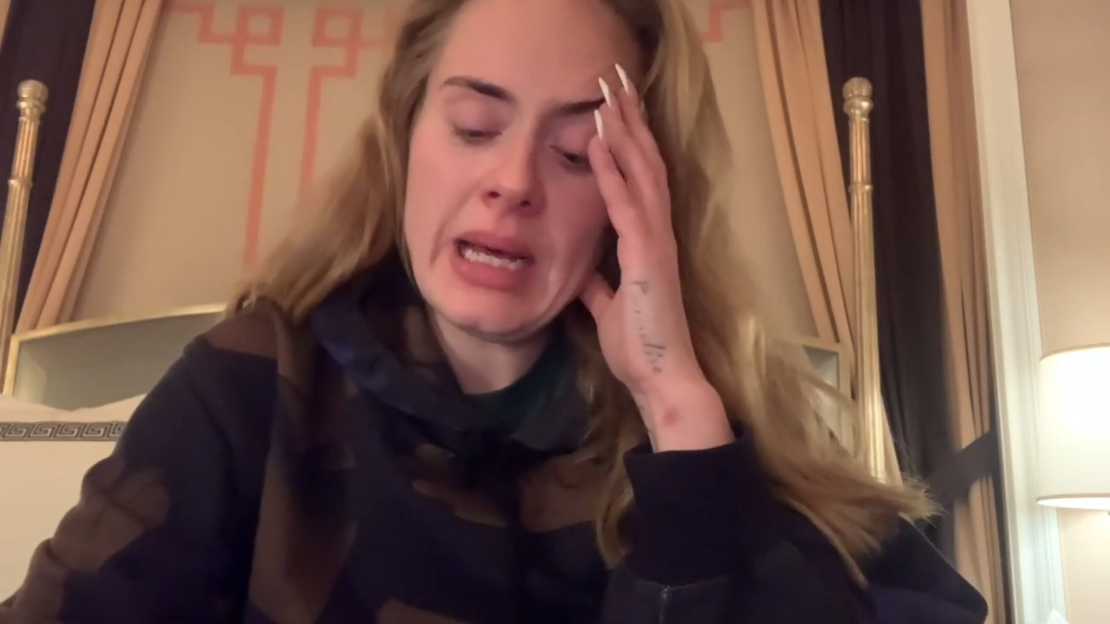 Τα δάκρυα της Adele για τις ακυρωμένες λόγω Covid συναυλίες της στο Vegas – «Είμαστε ξύπνιοι πάνω από 30 ώρες για να βρούμε λύση» – Τι της προσάπτουν οι φανς;