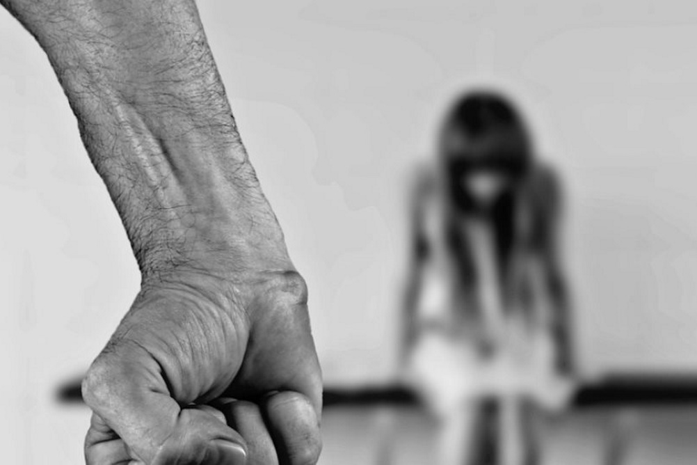 Καταγγελία για ενδοοικογενειακή βία: Πατέρας απειλεί να σκοτώσει την κόρη του!