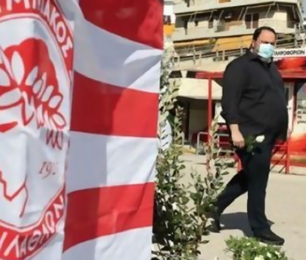 Βαγγέλης Μαρινάκης: Με λευκό τριαντάφυλλο στο μνημείο των θυμάτων της θύρας 7