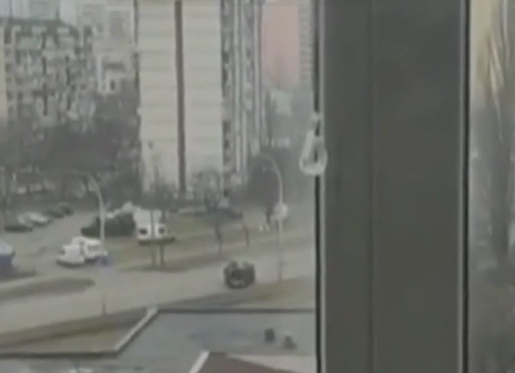 Εισβολή στην Ουκρανία: Σοκαριστικό βίντεο με άρμα μάχης να περνάει πάνω από αυτοκίνητο στο Κίεβο